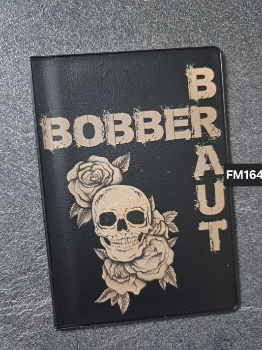 Fahrzeugscheinmappe Gravurdekor Bobberbraut Totenkopf