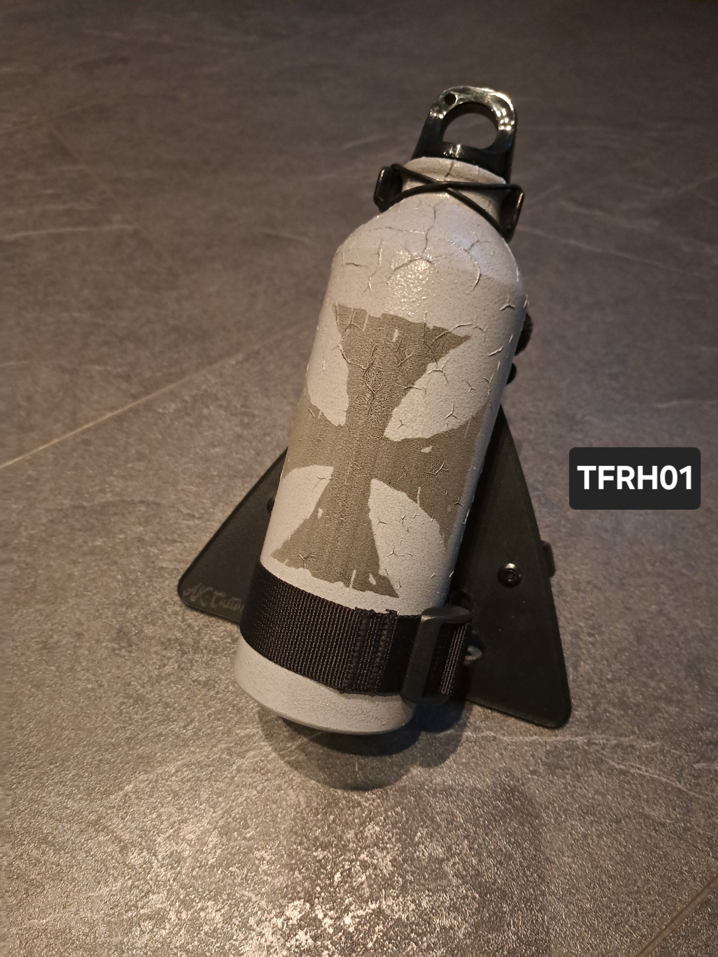 Suzuki Savage LS650 (Tank-)Flasche & Rahmenhalter Eis. Kreuz