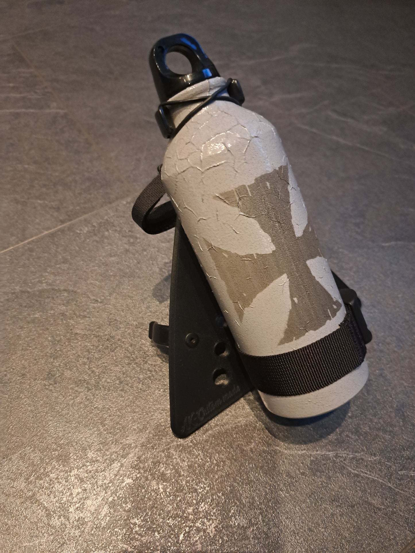 Suzuki Savage LS650 (Tank-)Flasche & Rahmenhalter Eis. Kreuz
