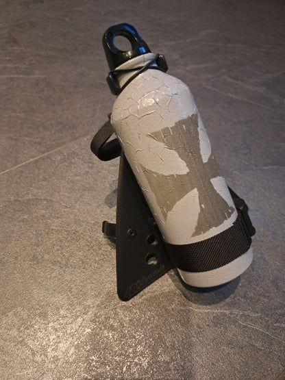 Suzuki Savage LS650 (Tank-)Flasche & Rahmenhalter Eis. Kreuz