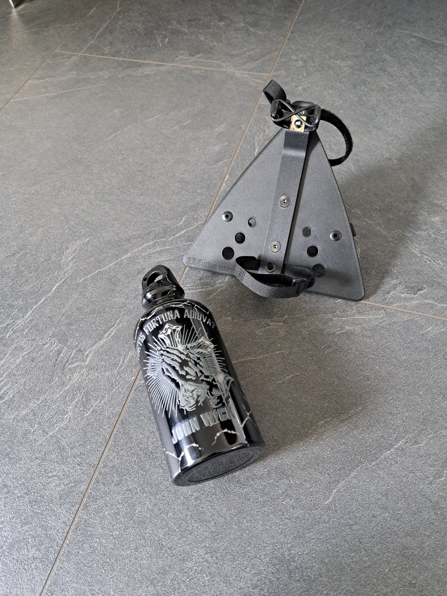 Suzuki Savage LS650 (Tank-)Flasche & Rahmenhalter John Wick