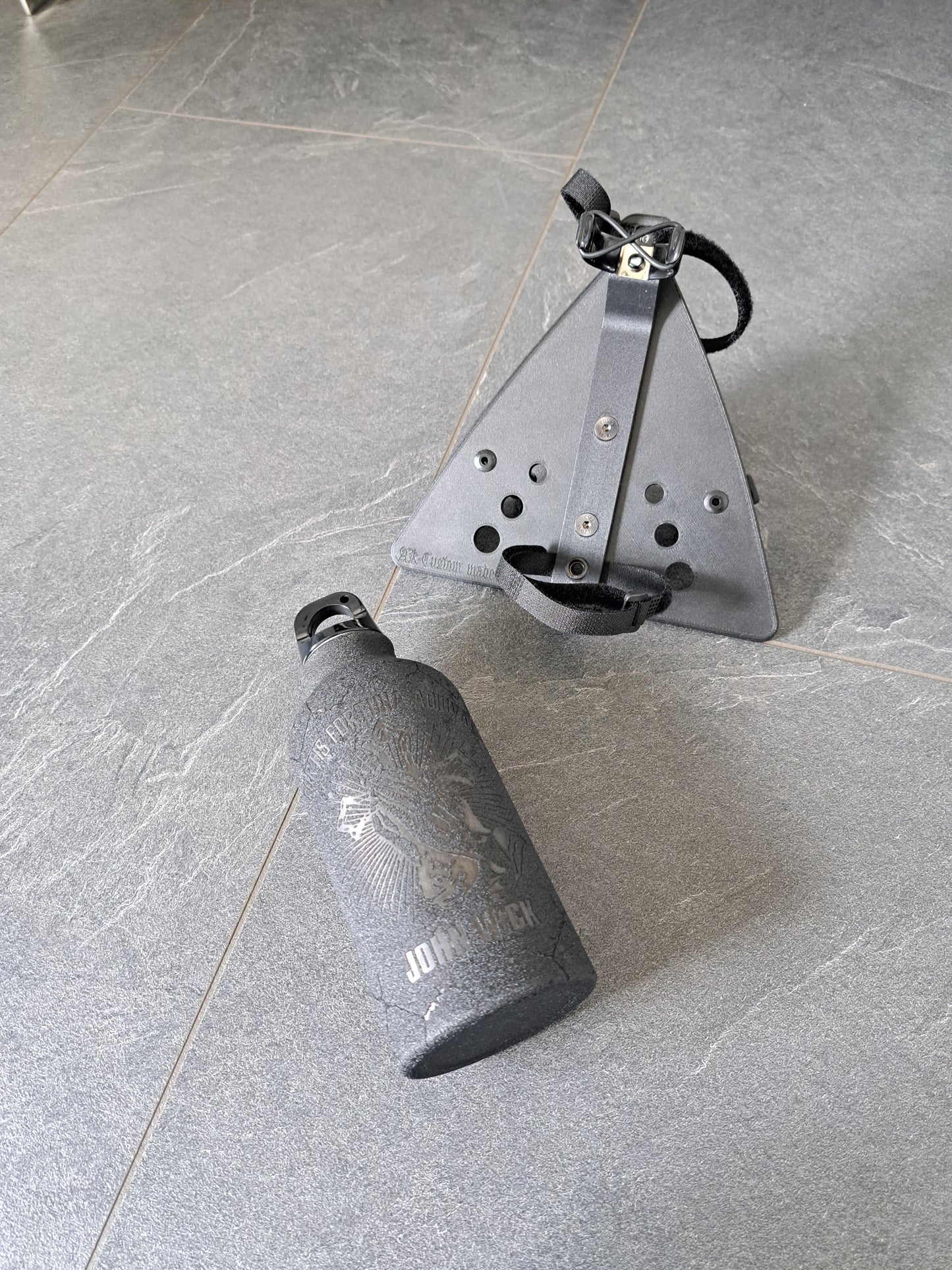 Suzuki Savage LS650 (Tank-)Flasche & Rahmenhalter John Wick