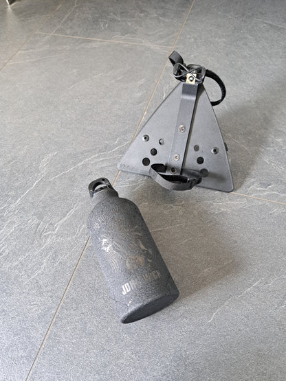 Suzuki Savage LS650 (Tank-)Flasche & Rahmenhalter John Wick