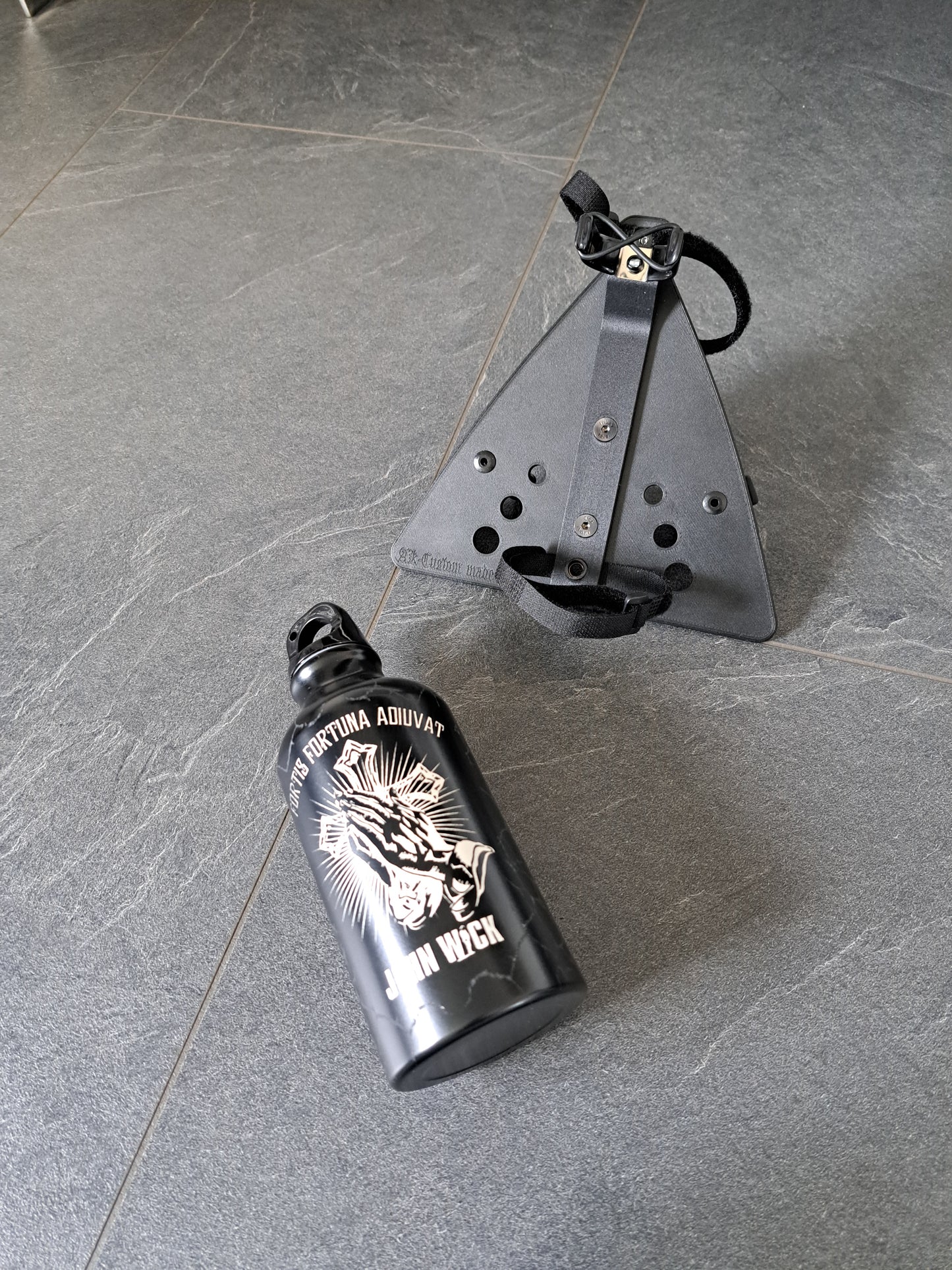 Suzuki Savage LS650 (Tank-)Flasche & Rahmenhalter John Wick
