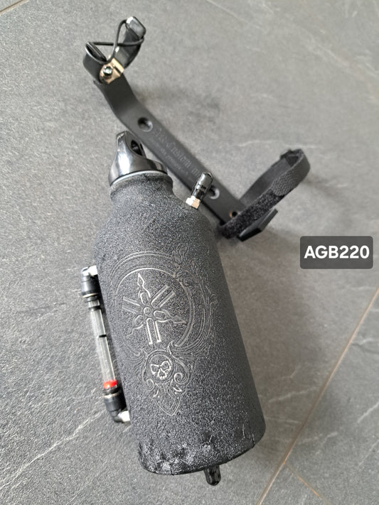 Ausgleichsbehälter Struktur Y. Logo dezent