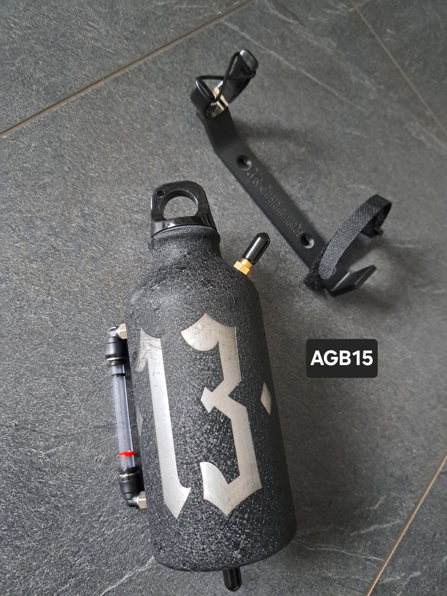 Ausgleichsbehälter *13*