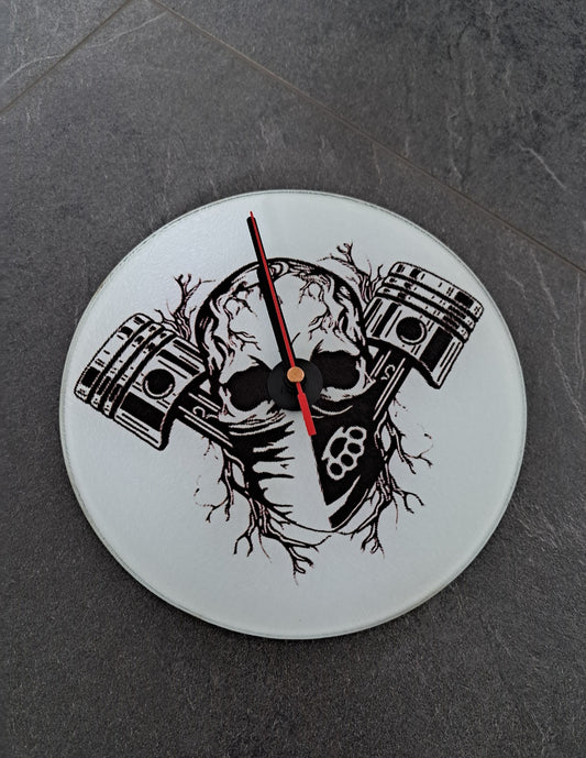 Wanduhr Totenkopf/Kolben