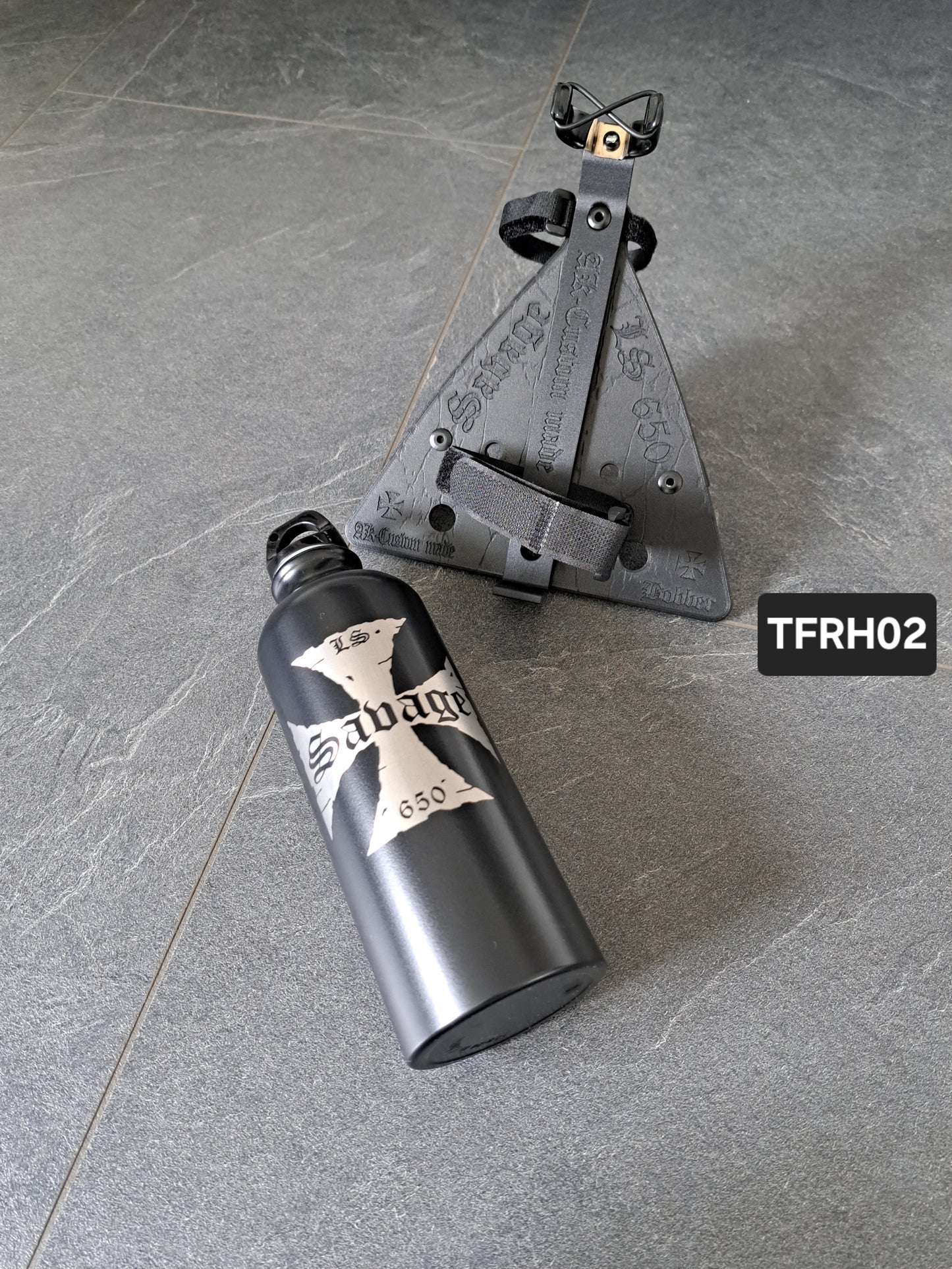 Suzuki Savage LS650 (Tank-)Flasche & Vollgravur-Rahmenhalter Eis. Kreuz
