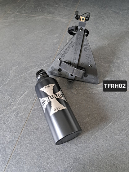Suzuki Savage LS650 (Tank-)Flasche & Vollgravur-Rahmenhalter Eis. Kreuz