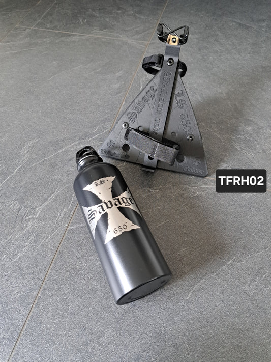 Suzuki Savage LS650 (Tank-)Flasche & Vollgravur-Rahmenhalter Eis. Kreuz