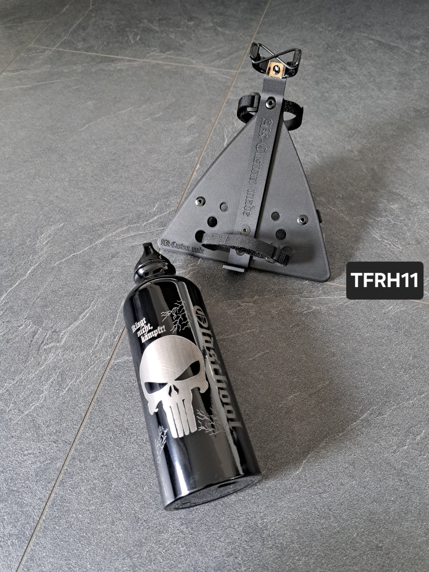 Suzuki Savage LS650 (Tank-)Flasche & Rahmenhalter Punisher Oldschool