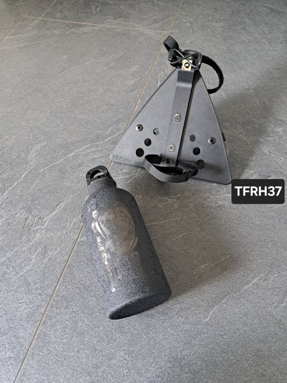 Suzuki Savage LS650 (Tank-)Flasche & Rahmenhalter John Wick