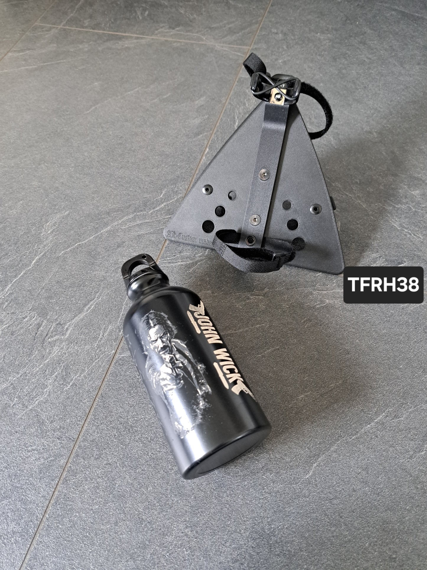 Suzuki Savage LS650 (Tank-)Flasche & Rahmenhalter John Wick