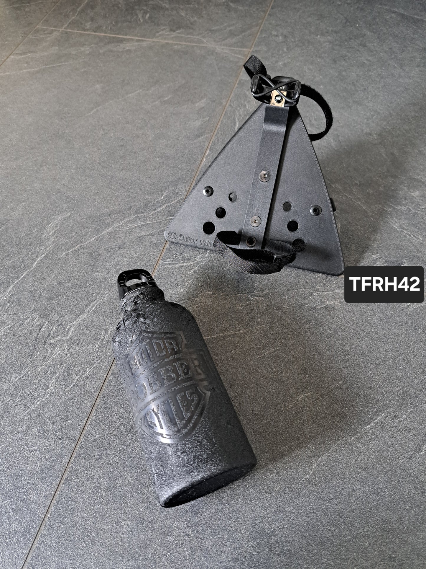 Suzuki Savage LS650 (Tank-)Flasche & Rahmenhalter Motor Bobber Cycles