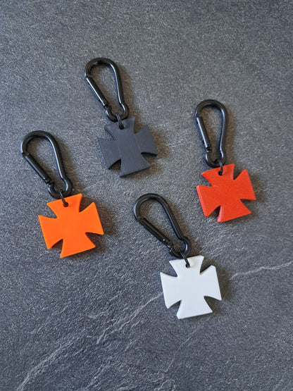 Schlüsselanhänger Eis. Kreuz klein div. Farben